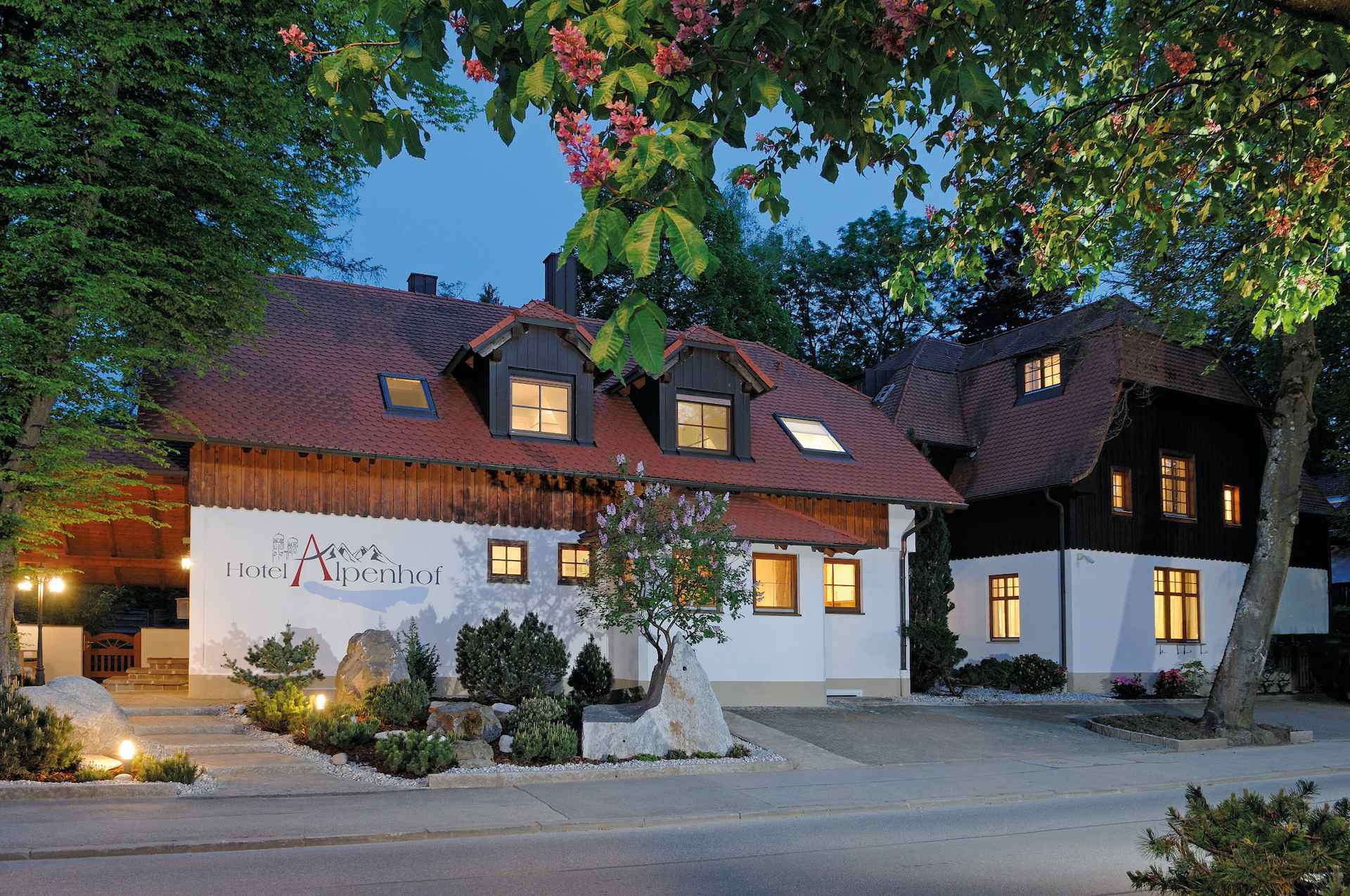 Hotel Alpenhof Gauting bei Nacht – Außenansicht zur blauen Stunde