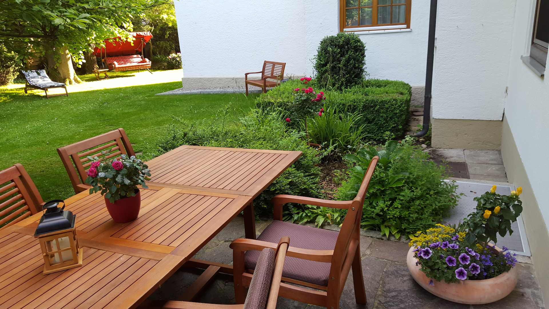 Gartenblick mit Blumentopf – Hotel Alpenhof Gauting