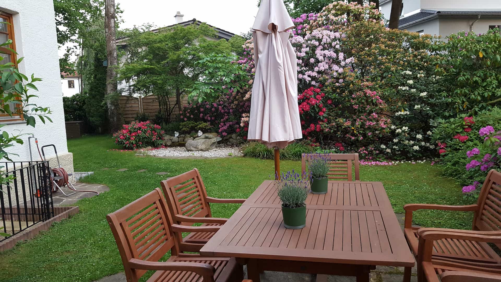 Sitzecke am Gästeeingang – Hotel Alpenhof Gauting