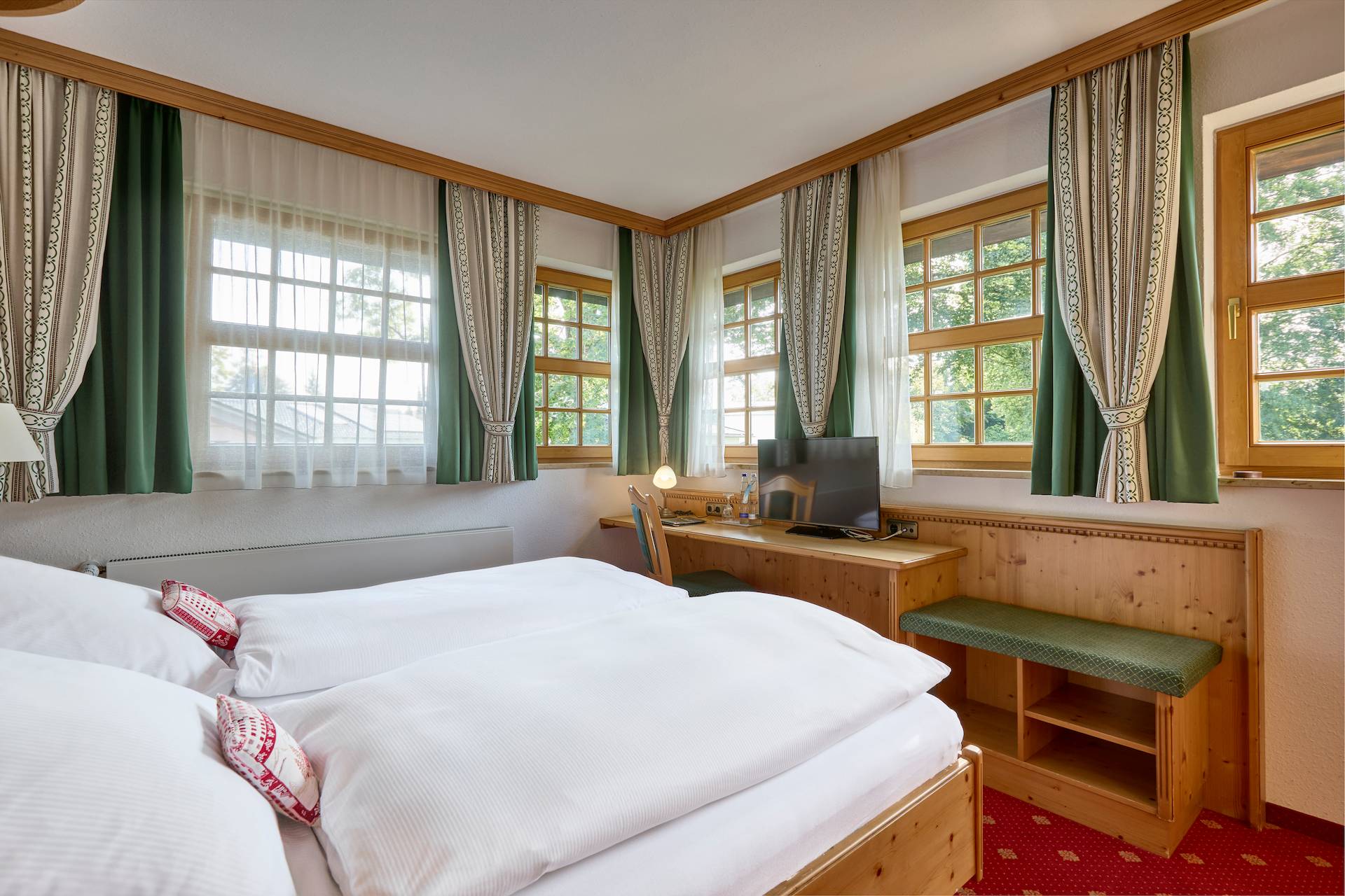 Doppelzimmer Würmtal mit Doppelbett – Hotel Alpenhof Gauting bei München